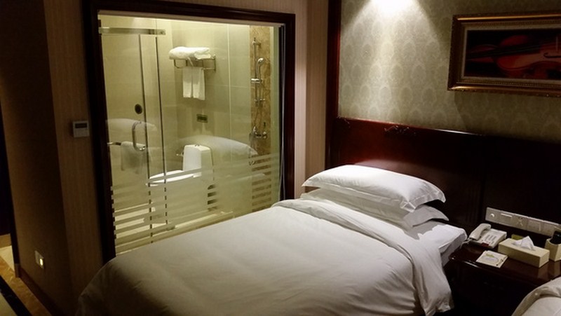 Sự thật ẩn sau những tấm kính phòng tắm trong suốt ở các khách sạn hiện nay