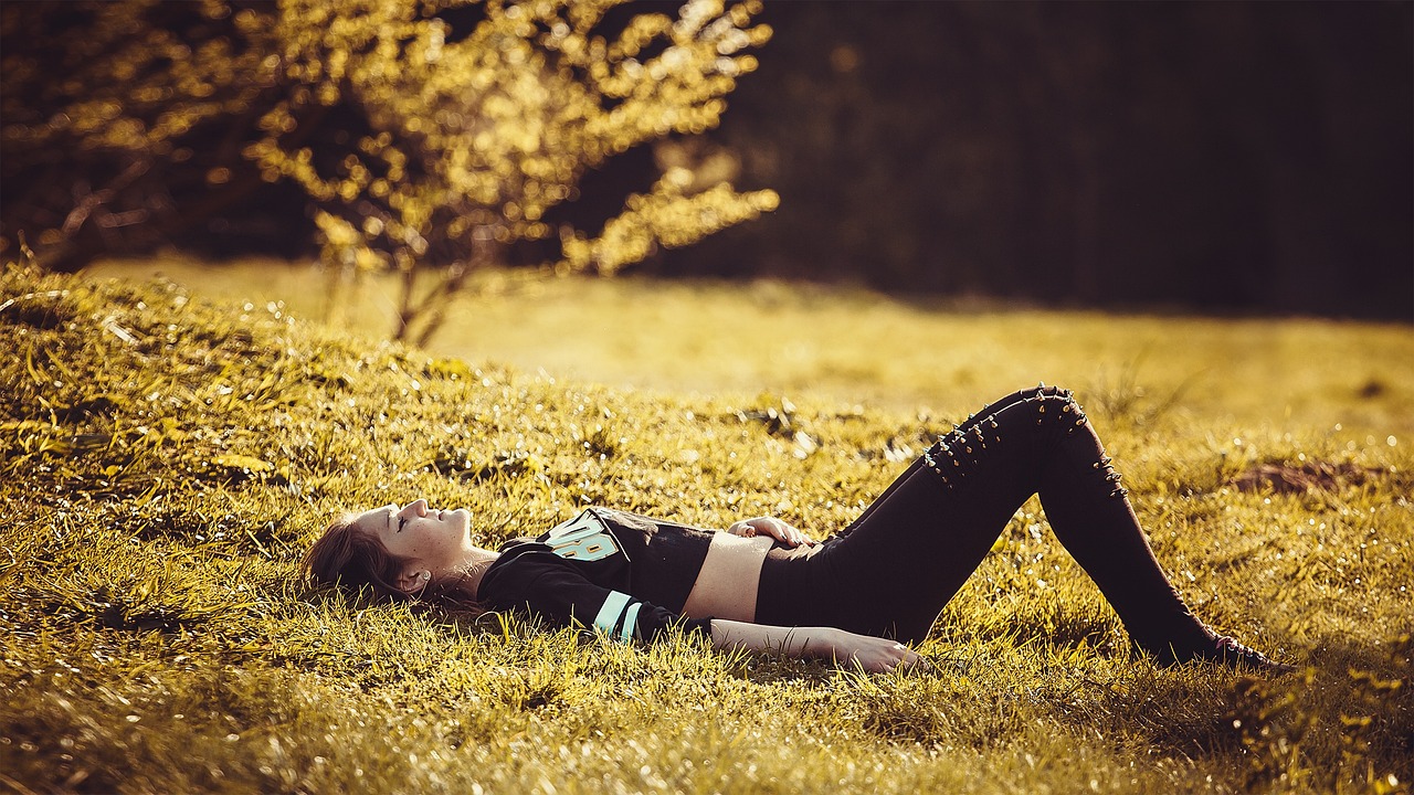 girl-lying-on-the-grass-1741487_1280