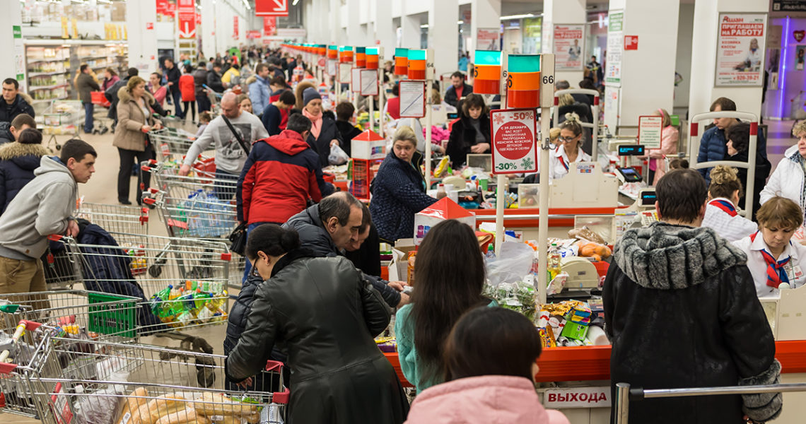 Нельзя распускать этих женщин. Надо держать их в «ежовых рукавицах ...